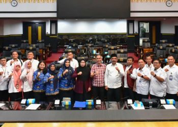 Foto bersama rapat kerja Komisi III DPRD Kota Pekanbaru bersama Pemko Pekanbaru terkait evaluasi data penerima bantuan sosial dan pemutakhiran DTSEN di Kota Pekanbaru, Senin (4/05/2026).