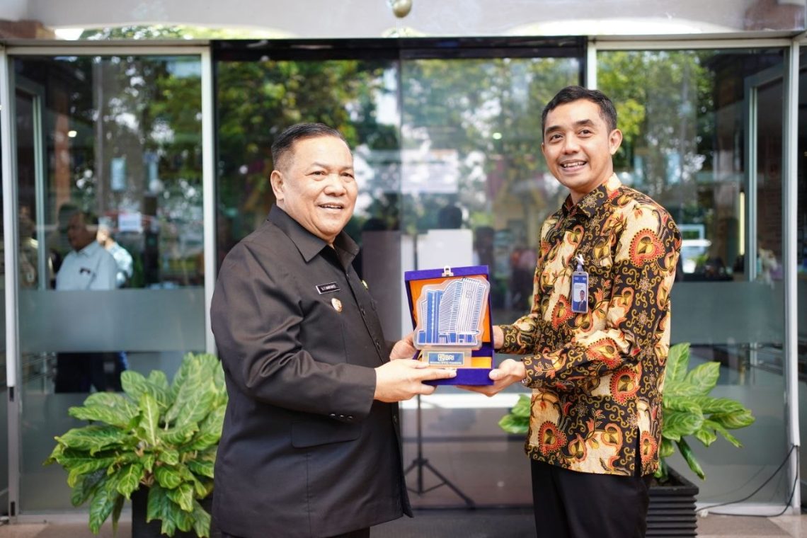 Plt Gubernur Riau Terima Bantuan Ambulance dari BRI untuk Pasien RSUD Arifin Achmad