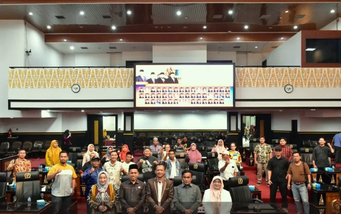 Pimpinan dan anggota Komisi II DPRD Kota Pekanbaru berfoto bersama perwakilan Ikatan Sosial Pedagang Ikan Senapelan Pasar Kodim usai rapat dengar pendapat di gedung DPRD Kota Pekanbaru. Pertemuan itu membahas persoalan berakhirnya kontrak Surat Tanda Hak Pemakaian Bangunan (STHPB) para pedagang.