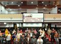 Pimpinan dan anggota Komisi II DPRD Kota Pekanbaru berfoto bersama perwakilan Ikatan Sosial Pedagang Ikan Senapelan Pasar Kodim usai rapat dengar pendapat di gedung DPRD Kota Pekanbaru. Pertemuan itu membahas persoalan berakhirnya kontrak Surat Tanda Hak Pemakaian Bangunan (STHPB) para pedagang.