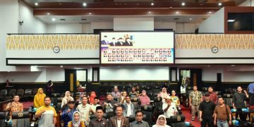 Pimpinan dan anggota Komisi II DPRD Kota Pekanbaru berfoto bersama perwakilan Ikatan Sosial Pedagang Ikan Senapelan Pasar Kodim usai rapat dengar pendapat di gedung DPRD Kota Pekanbaru. Pertemuan itu membahas persoalan berakhirnya kontrak Surat Tanda Hak Pemakaian Bangunan (STHPB) para pedagang.