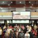 Pimpinan dan anggota Komisi II DPRD Kota Pekanbaru berfoto bersama perwakilan Ikatan Sosial Pedagang Ikan Senapelan Pasar Kodim usai rapat dengar pendapat di gedung DPRD Kota Pekanbaru. Pertemuan itu membahas persoalan berakhirnya kontrak Surat Tanda Hak Pemakaian Bangunan (STHPB) para pedagang.