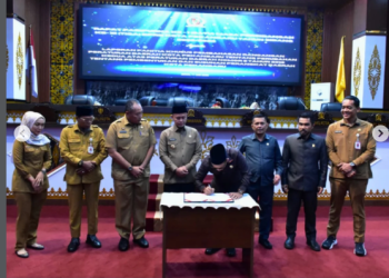 Penandatanganan berita acara dalam Rapat Paripurna DPRD Kota Pekanbaru terkait laporan Panitia Khusus pembahasan Ranperda Perubahan Kedua atas Perda Nomor 9 Tahun 2016 tentang Pembentukan dan Susunan Perangkat Daerah Kota Pekanbaru, Senin(11/05/2026). Agenda ini menjadi bagian dari upaya penyesuaian struktur organisasi perangkat daerah guna meningkatkan efektivitas pelayanan pemerintahan di Kota Pekanbaru.