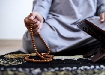 KAJIAN ISLAM: Tasbih dan Dzikir, Amalan Ringan yang Menyelamatkan Hati dari Kelalaian