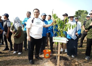 Tanam Pohon di Stadion Utama, Plt Gubernur Riau Ingatkan DLHK “Sudah Ditambah Jangan Tidak Dirawat”
