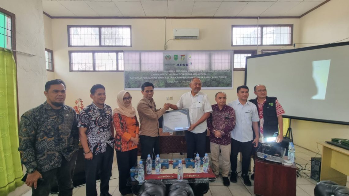 Penandatanganan Nota Kesepahaman (MoU) Community Conservation Program (CCP) RAPP dengan Koperasi Wana Lestari Kampar Kiri.