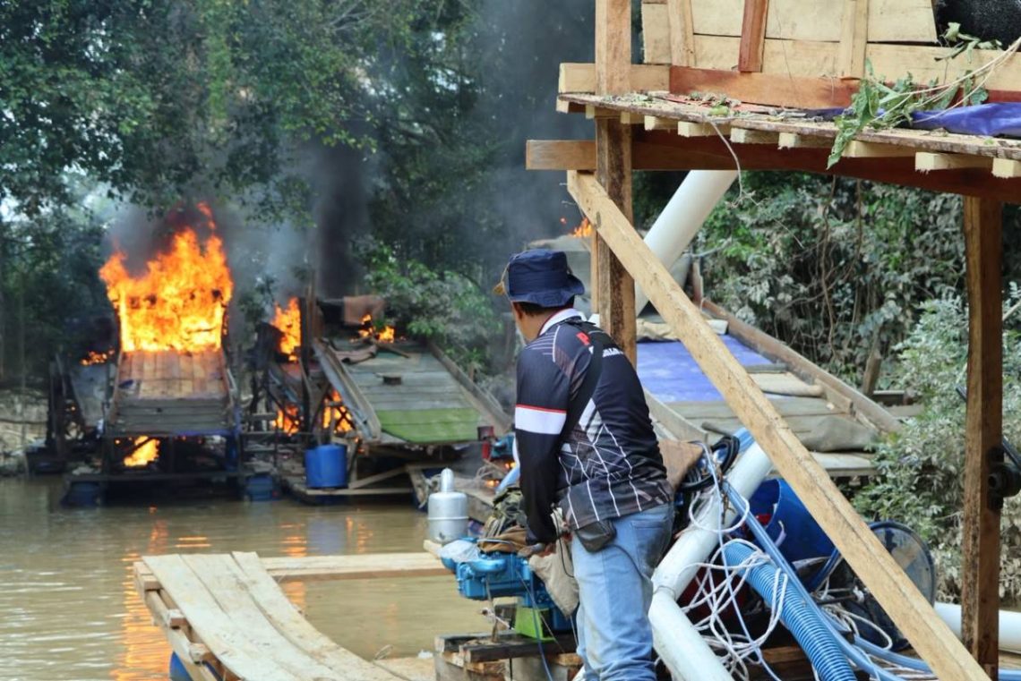 145 Rakit Penambangan Emas Tanpa Izin Dimusnahkan di Sungai Kuantan Kuansing