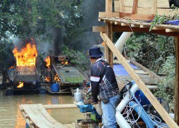 145 Rakit Penambangan Emas Tanpa Izin Dimusnahkan di Sungai Kuantan Kuansing