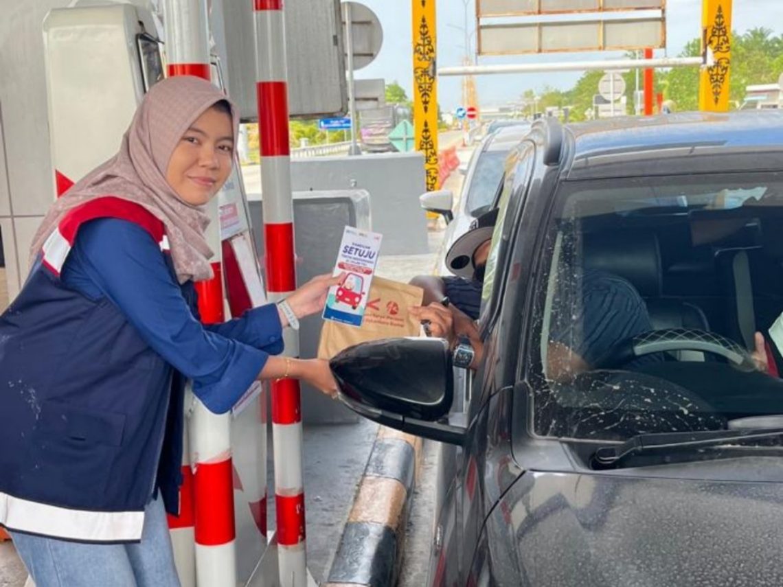 Tol Permai Gelar Operasi Simpatik, Bagikan Snack dan Edukasi Keselamatan ke Pengendara