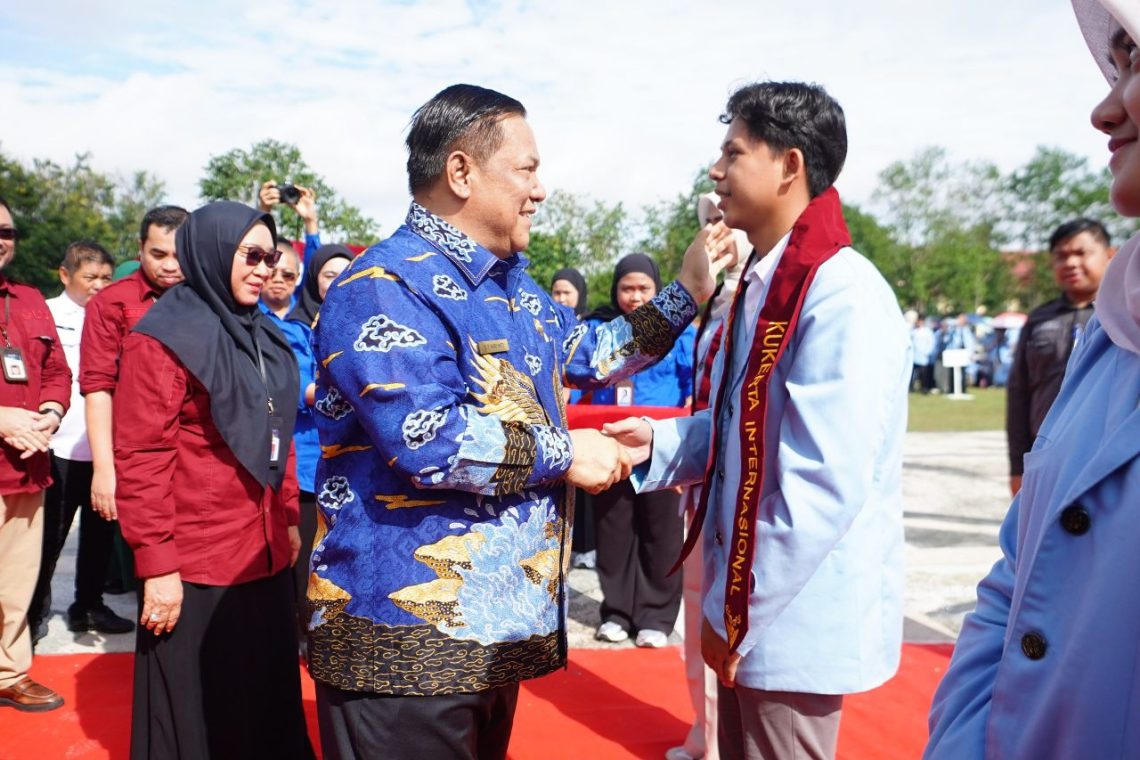 Plt Gubernur Riau Minta ke Ribuan Mahasiswa Kurketa Sosialisasikan Pencegahan Karhutla