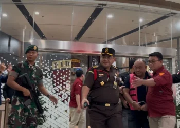 Dadan Hindayana Resmi Ditahan Kejagung, Keluar Gedung Bundar Pakai Rompi Pink dan Borgol
