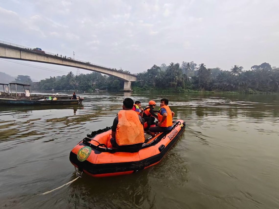 Seorang Pemuda Hilang Setelah Terjun dari di Jembatan Rantau Berangin Usai Atraksi Motor