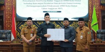 Ketua DPRD Kota Dumai Agus Miswandi menerima dokumen Ranperda Pertanggungjawaban Pelaksanaan APBD Tahun Anggaran 2025 yang diserahkan Wali Kota Dumai H. Paisal seusai sidang paripurna di Gedung DPRD Kota Dumai, Senin (13/7).
