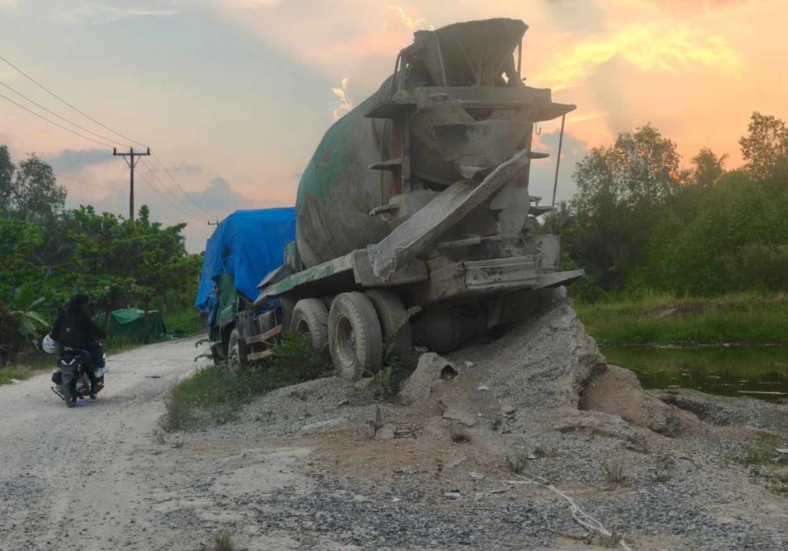 Jalan Rusak Kota Baru-Pulau Kijang, Warga Inhil Teriak Puluhan Tahun Tanpa Perbaikan Serius
