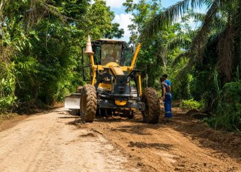 Proses perbaikan jalan di Desa Segati dan Kelurahan Langgam dilakukan dengan dukungan alat berat dari PT RAPP.