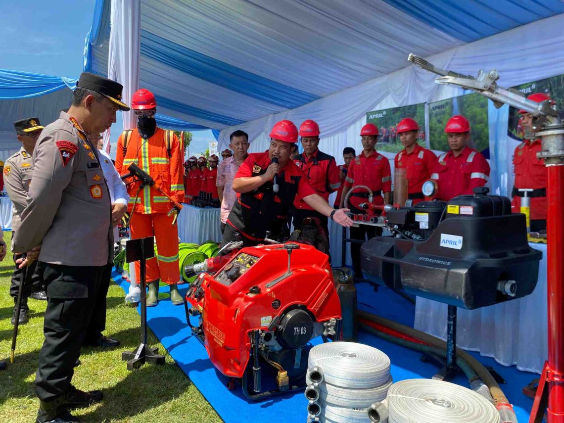 Kapolri beserta rombongan meninjau stan RAPP dalam kegiatan Gelar Kesiapan Penanggulangan Kebakaran Hutan dan Lahan (Karhutla) di SPN Polda Riau.