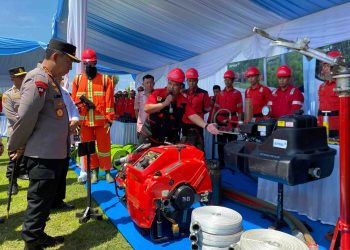 Kapolri beserta rombongan meninjau stan RAPP dalam kegiatan Gelar Kesiapan Penanggulangan Kebakaran Hutan dan Lahan (Karhutla) di SPN Polda Riau.
