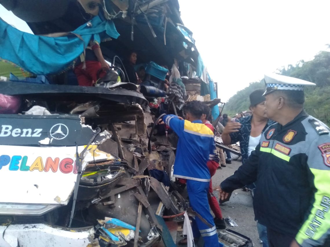 Kecelakaan Maut Tol Permai, 2 Tewas, Sopir Bus Kabur