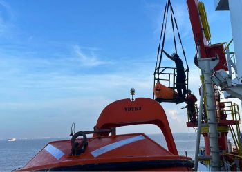 Tim SAR Evakuasi Kru Kapal Meninggal di Tengah Selat Rupat