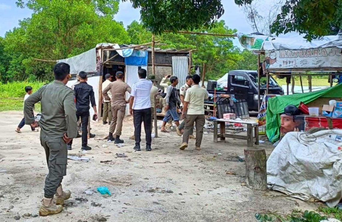 70 Lapak PKL di Stadion Utama Riau Dibongkar Satpol PP