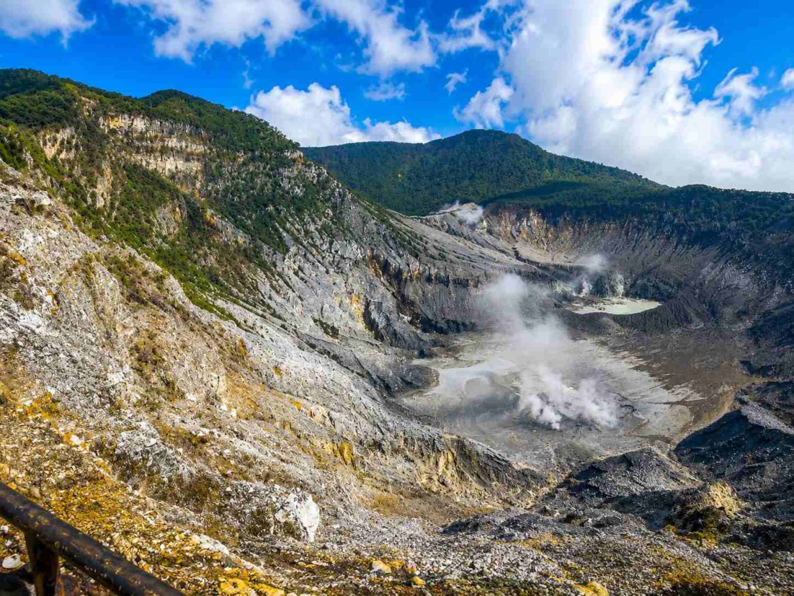 Wisata Jawa Barat Gunung Tangkuban Perahu yang Megah, Harga Tiket dan Jam Buka