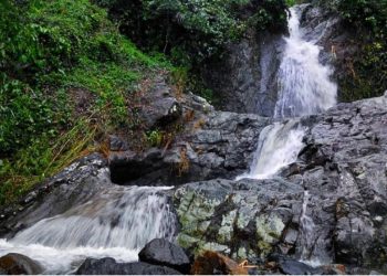 Menjelajahi Wisata Kudus Air Terjun Kali Banteng Berundak Setinggi 20 Meter di Lereng Gunung Muria