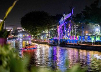 Wisata Perahu Kalimas, Ikon Baru di Surabaya Tawarkan Keindahan Penuh Warna di Malam Hari 