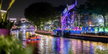 Wisata Perahu Kalimas, Ikon Baru di Surabaya Tawarkan Keindahan Penuh Warna di Malam Hari