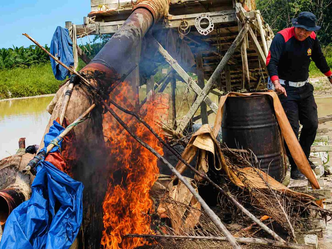 Polisi Bakar Dua Rakit Penambangan Emas Tanpa Izin di Kuansing