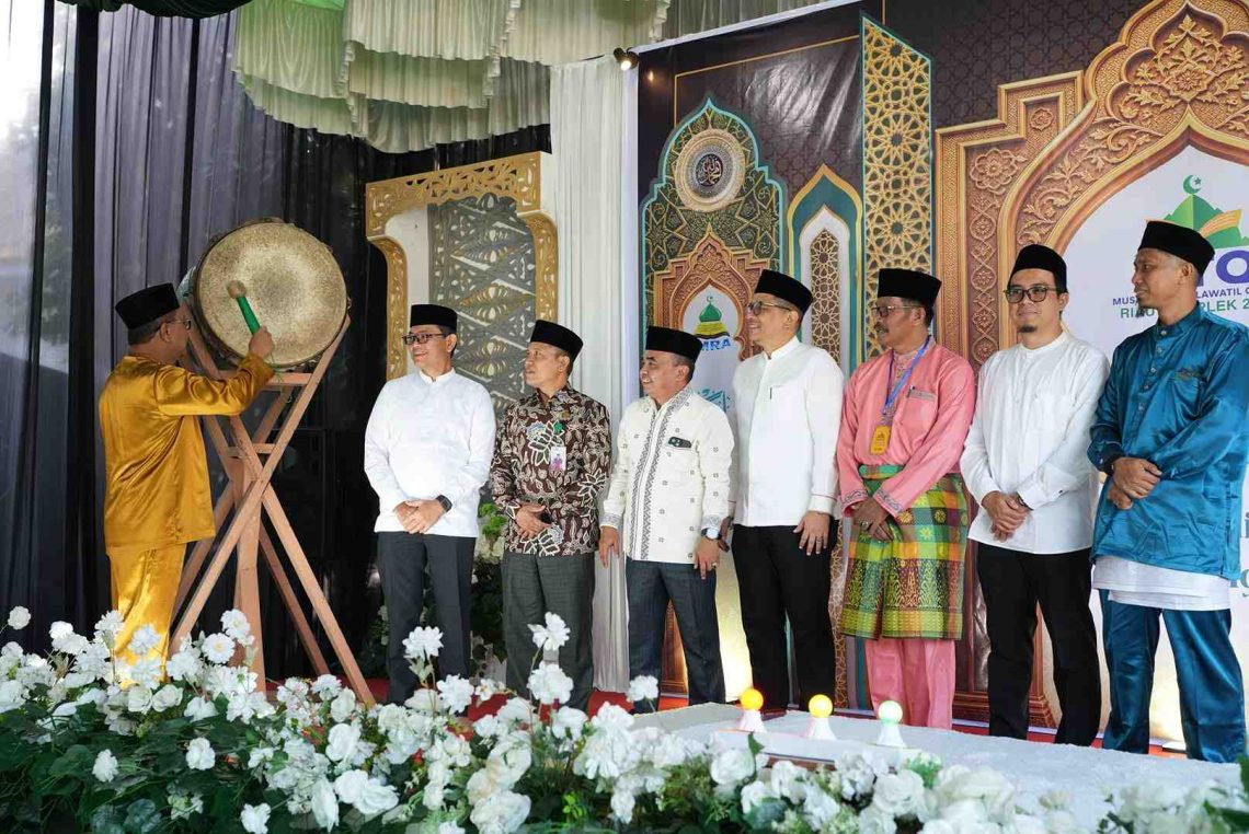 Pemukulan Bedug Sebagai Tanda Dibukanya MTQ Riau Komplek 2026 dengan Resmi oleh Bupati Pelalawan diwakili Asisten I Setda Kabupaten Pelalawan, H. Zulkifli