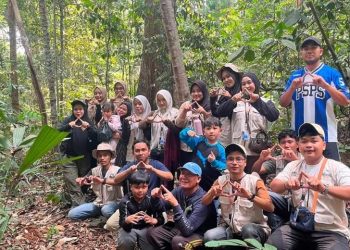 Mengenal Alam Lebih Dekat, Mahasiswa KKN UIN Suska Riau Diajak Berkeling Hutan Adat Desa Terantang Manuk