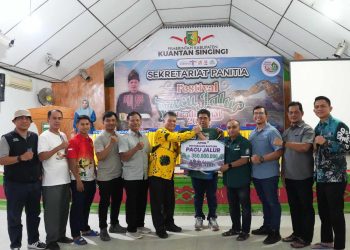 Penyerahan dukungan secara simbolis oleh SHR Manager RAPP Raja Elwan Jumanri kepada Pemerintah Kabupaten Kuansing yang diwakili oleh kepada Pj Sekretaris Daerah (Sekda) Kuansing Drs. Muradi, M.Si.