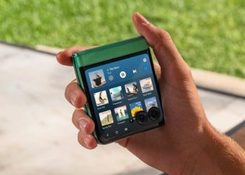 Motorola Hadir dengan Edisi Pantone Lightest Sky, Intip Harga dan Spesifikasinya! 