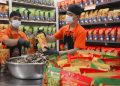 Proses produksi oleh-oleh khas Riau keripik kulit ikan patin Melayu Crackers (Malakers) | Foto: Bertuahpos / Melba.