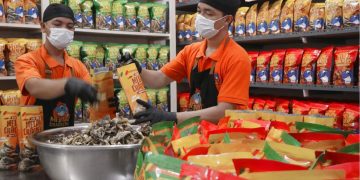Proses produksi oleh-oleh khas Riau keripik kulit ikan patin Melayu Crackers (Malakers) | Foto: Bertuahpos / Melba.