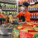 Proses produksi oleh-oleh khas Riau keripik kulit ikan patin Melayu Crackers (Malakers) | Foto: Bertuahpos / Melba.