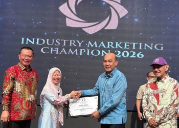 Direktur RAPP Mulia Nauli saat menerima penghargaan Industry Marketing Champion 2026 dalam ajang Indonesia Marketing Festival (IMF) 2026.