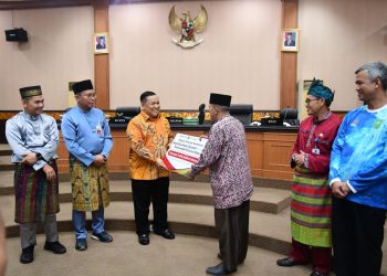 Plt Gubernur Riau Lepas Keberangkatan 11 Penerima Umrah Program CSR BRK Syariah dan PT Riau Petroleum