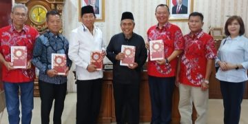 Alquran Berornamen Tionghoa Simbol Pengikat Silaturrahmi PSMTI dan LAM Riau