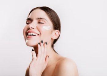 Rekomendasi Sunscreen dengan Efek Tone Up, Solusi Mencerahkan Auto Glowing