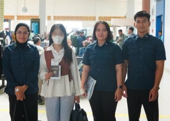 Wanita Asal Malaysia Ini Dikawal Ketat Petugas Imigrasi saat Bertolak dari Pekanbaru