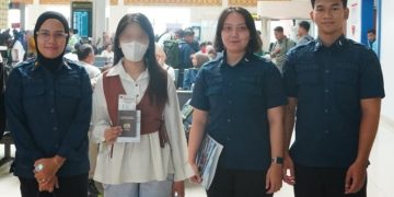 Wanita Asal Malaysia Ini Dikawal Ketat Petugas Imigrasi saat Bertolak dari Pekanbaru