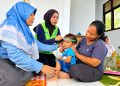 Pengukuran lingkar kepala oleh kader posyandu didampingi tim CD RAPP untuk memantau pertumbuhan dan perkembangan pada anak.