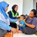 Pengukuran lingkar kepala oleh kader posyandu didampingi tim CD RAPP untuk memantau pertumbuhan dan perkembangan pada anak.