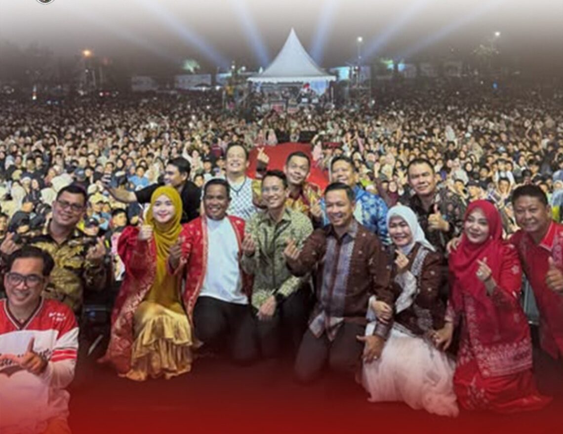 Bupati Zukri dan Wabup Husni Tamrin Tutup Helat Pelalawan ke-27, Ribuan Warga Antusias Saksikan Wali Band