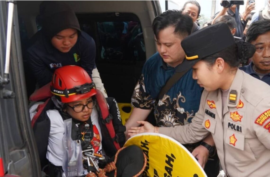 Polisi Kerahkan 6 Ambulans untuk Evakuasi Aktivis Greenpeace di Bundaran HI