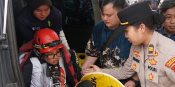 Polisi Kerahkan 6 Ambulans untuk Evakuasi Aktivis Greenpeace di Bundaran HI