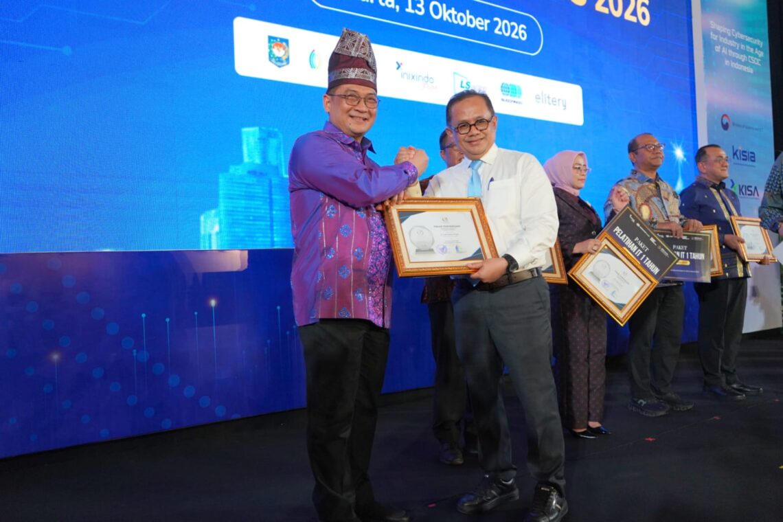 Sekdaprov Riau Syahrial Abdi Terima Penghargaan Kepemimpinan Digital Terbaik 2026
