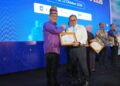 Sekdaprov Riau Syahrial Abdi Terima Penghargaan Kepemimpinan Digital Terbaik 2026