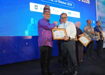 Sekdaprov Riau Syahrial Abdi Terima Penghargaan Kepemimpinan Digital Terbaik 2026